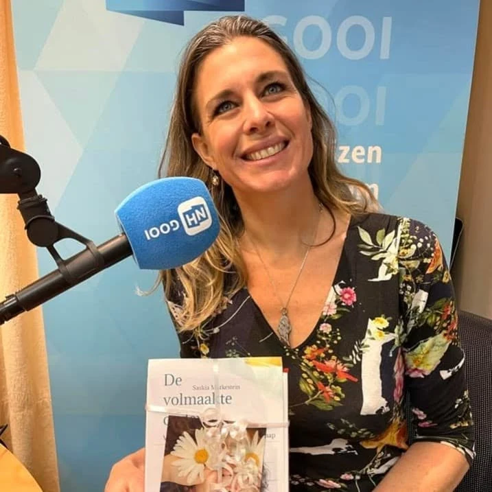 Saskia Markestein tijdens een radio-interview met haar boek De volmaakte ouder